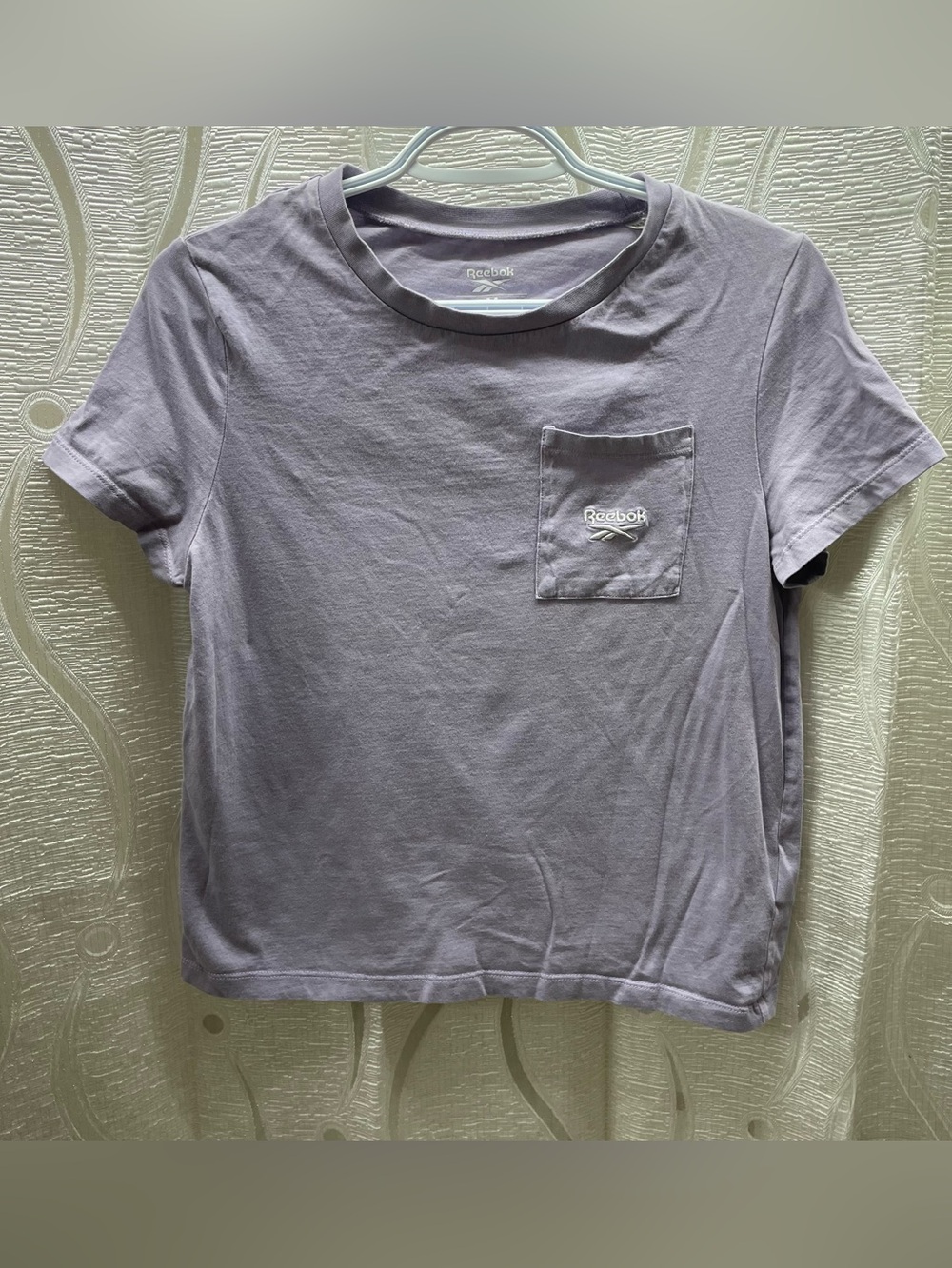 Reebok Pocket T-Shirt Womens Medium Purple Excellent Embroidered Logo Athletic